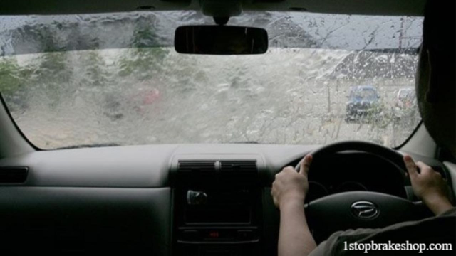 Tips Menghadapi Jalan Rusak dan Berlubang Selama Musim Hujan